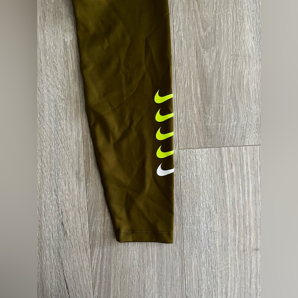 NWT Nike Women's Swoosh Run Olive/Volt 7/8 Running Leggings Mid rise Tight Fit M - Picture 4 of 9